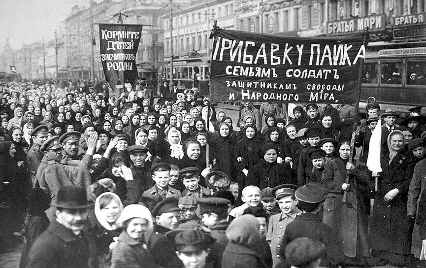 Петроградская биржа так активно торговала, что не заметила начала Февральской революции. Но когда к толпам протестующих петроградцев присоединились солдаты, решила не рисковать и приостановила торги