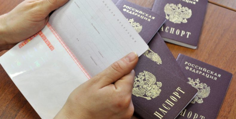 Правительство поручило организовать в банках выдачу паспортов и миграционных документов